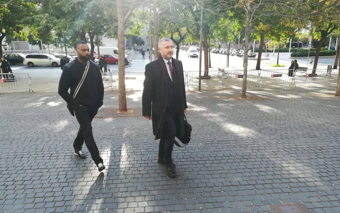 Gérard Armand, primo de Eric Abidal, llega a la Ciudad de la Justicia de Barcelona, acompañado de su abogado