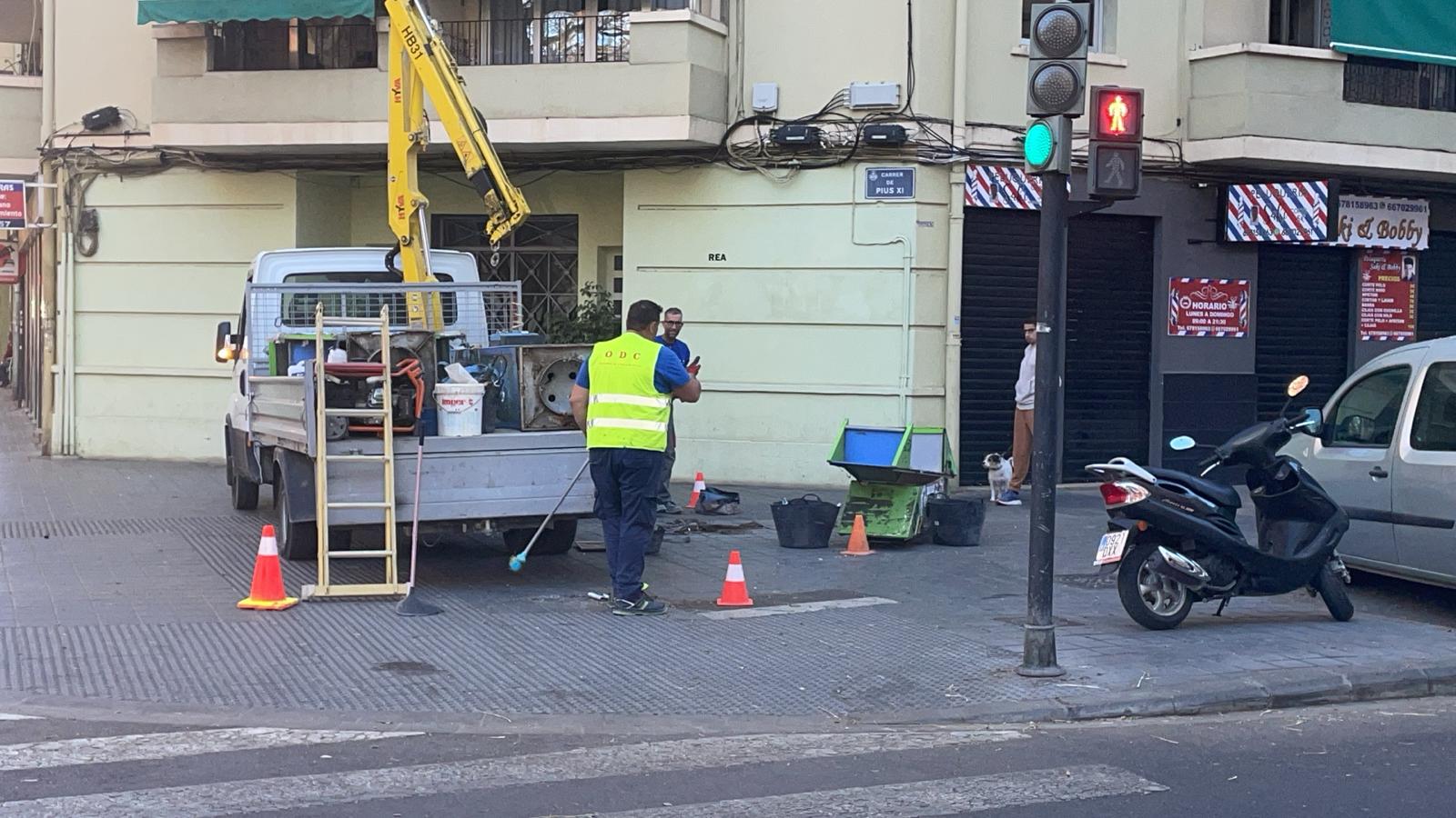 El Ayuntamiento de València retira 180 cabinas de teléfono abandonadas en la ciudad