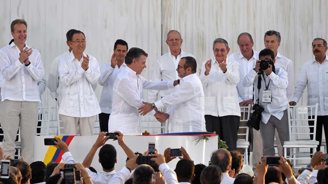 Juan Manuel Santos y Timochenko durante la firma del acuerdo de paz