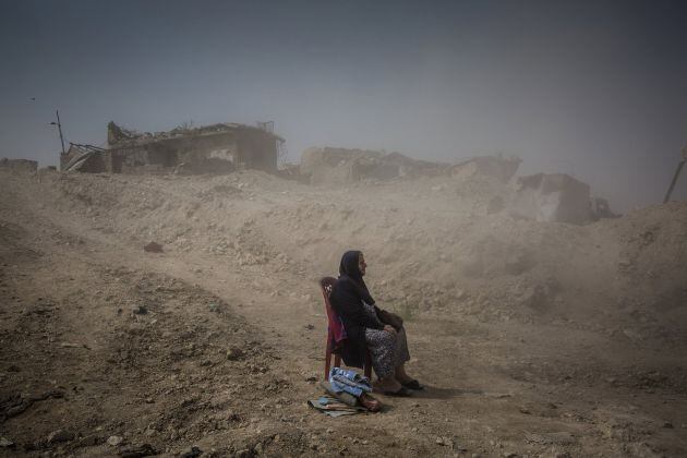 Imagen captada por el fotógrafo Ivor Prickett, ganador del primer premio de la categoría &#039;General News - Stories&#039;. La foto muestra a Nadhira Aziz mientras observa a los trabajadores de la Defensa Civil iraquí sacando los cuerpos de su hermana y sobrina de su casa en la Ciudad Vieja, donde fueron asesinadas por un ataque aéreo en Mosul, Irak.