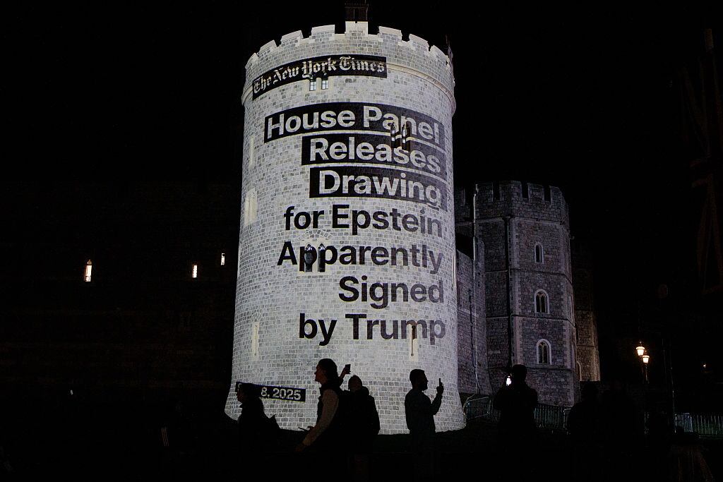 Proyección del grupo Led By Donkeys sobre el Castillo de Windsor que muestra una información de 'The New York Times' sobre el caso Jeffrey Epstein.