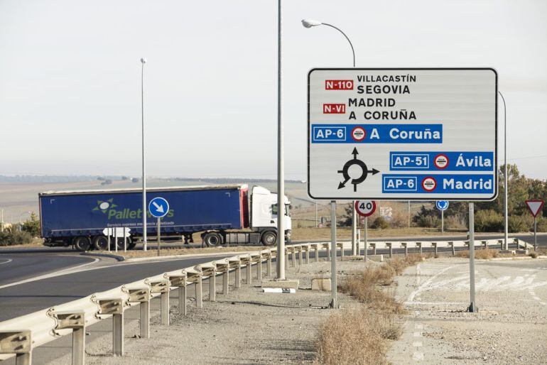 Cartel informativo de acceso a la autopista, en Villacastín