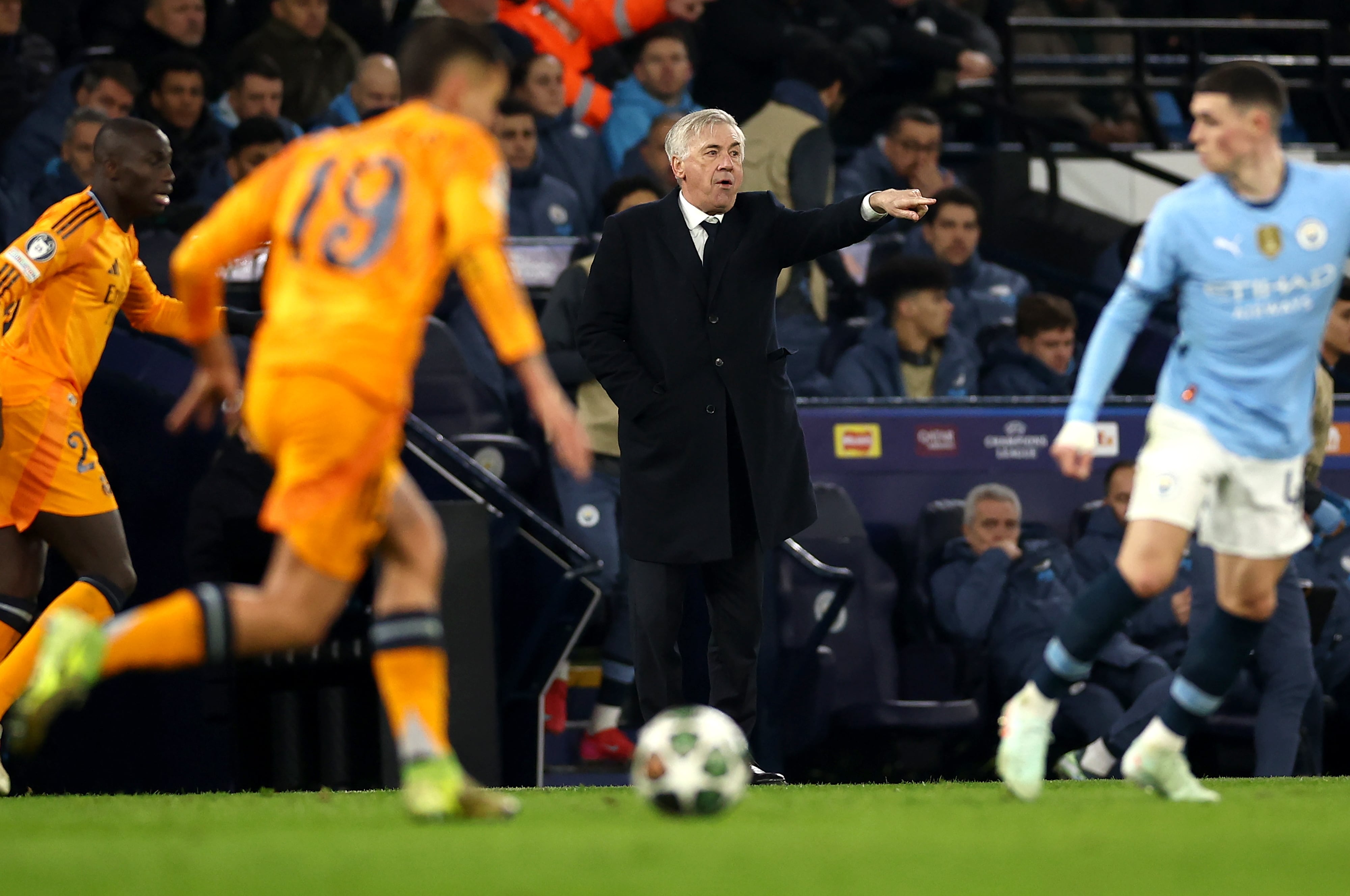 Carlo Ancelotti dirige al equipo durante el partido de Champions contra el Manchester City