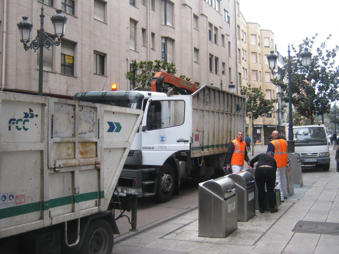 Dos empleados del servicio de recogida de limpieza en un momento de su jornada