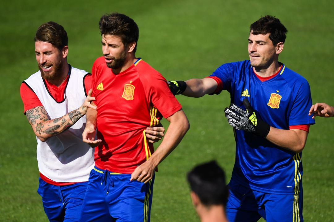 Ramos, Piqué y Casillas durante un entrenamiento de la Selección. 