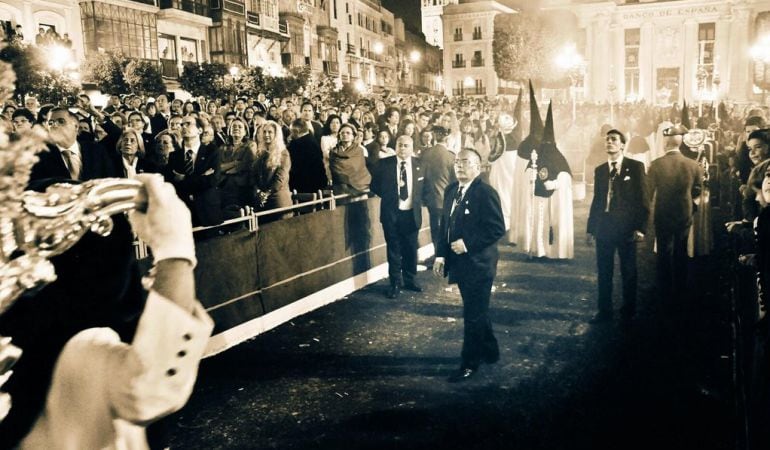 Pepe Luna manda el palio de La Estrella a su paso por los palcos de la Plaza de San Francisco