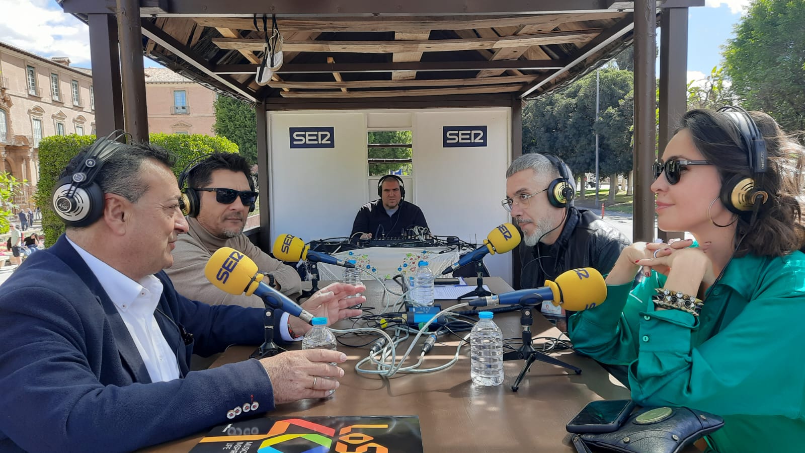 De izquierda a derecha. Domingo Camacho, director regional de la Cadena SER; el cantante Diego Martín; Paco Sánchez, responsable de Hoy por hoy Murcia, y Mª José Besora, modelo y ex miss España, en un momento del especial realizado desde una carroza huertana con motivo de las Fiestas de Primavera 2024.