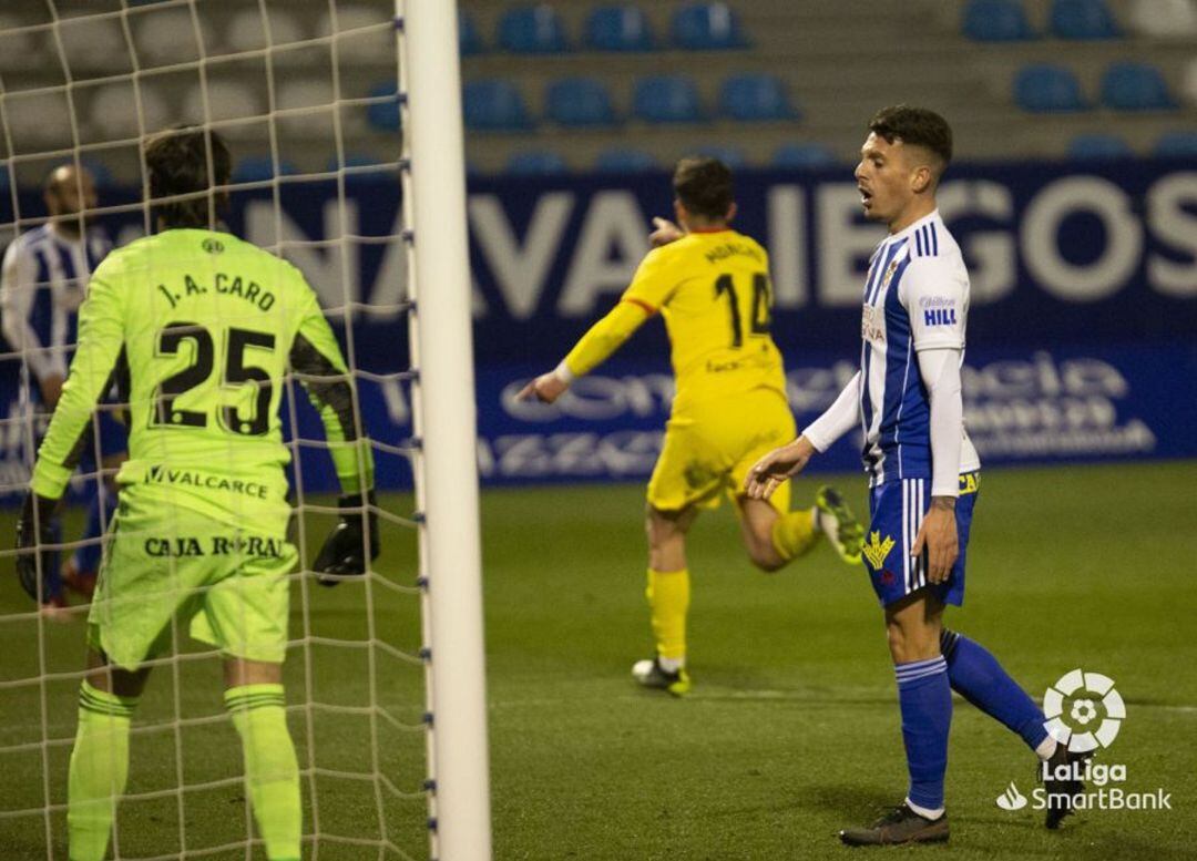 Monchu anant a buscar Calavera per celebrar el gol.