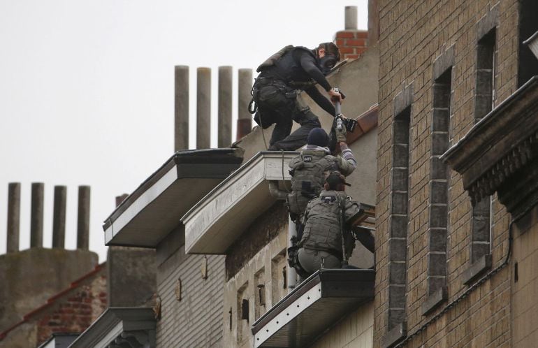 Las fuerzas especiales belgas acceden por el tejado a la casa en Molenbeek, Bruselas