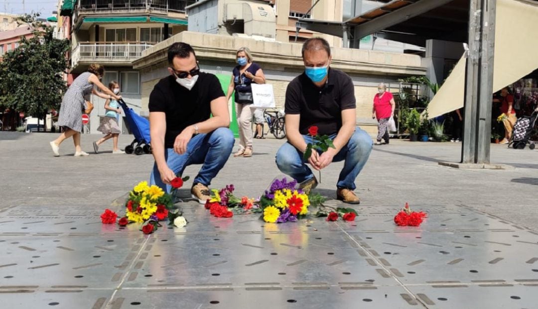 Los ediles de Compromís, Natxo Bellido y Rafa Mas, homenajean a las víctimas del 25 de mayo de 1938