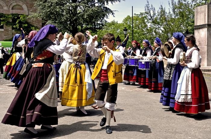 Un baile tradicional de los componentes del Centro Asturiano de Oviedo.