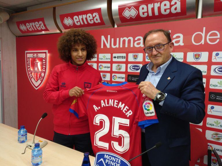 Alí Al Nemer, junto al presidente del Numancia, Francisco Rubio, durante la presentación del jugador.