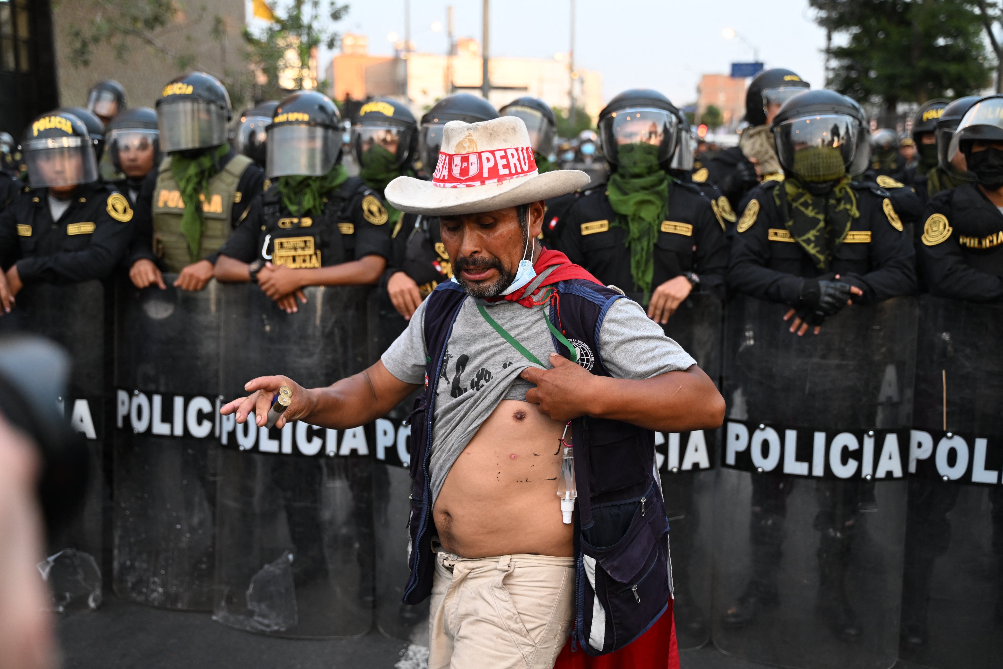 peruano ante el dispositivo policial desplegado como respuesta a las protestas