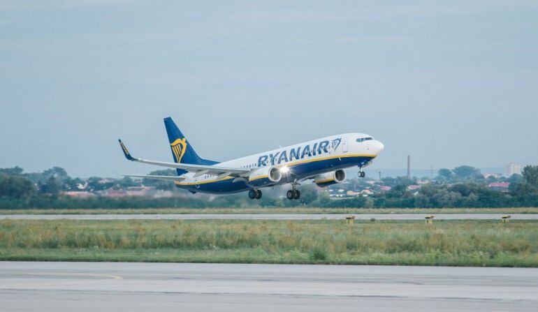 Al menos 33 hospitalizados por un descenso súbito de emergencia en un vuelo de Ryanair.