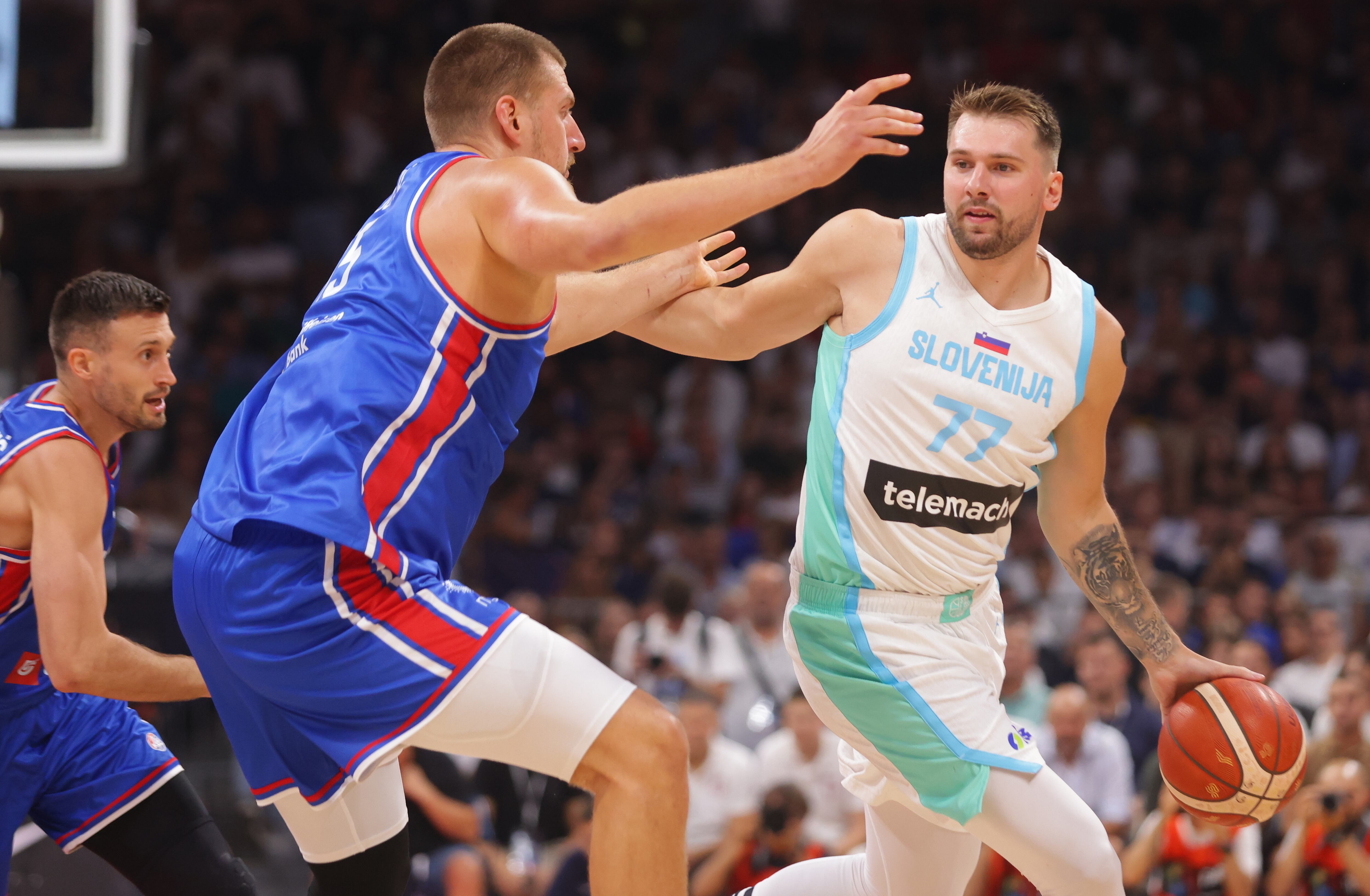 Luka Doncic y Nikola Jokic disputan un partido de preparación para el Eurobasket 2025