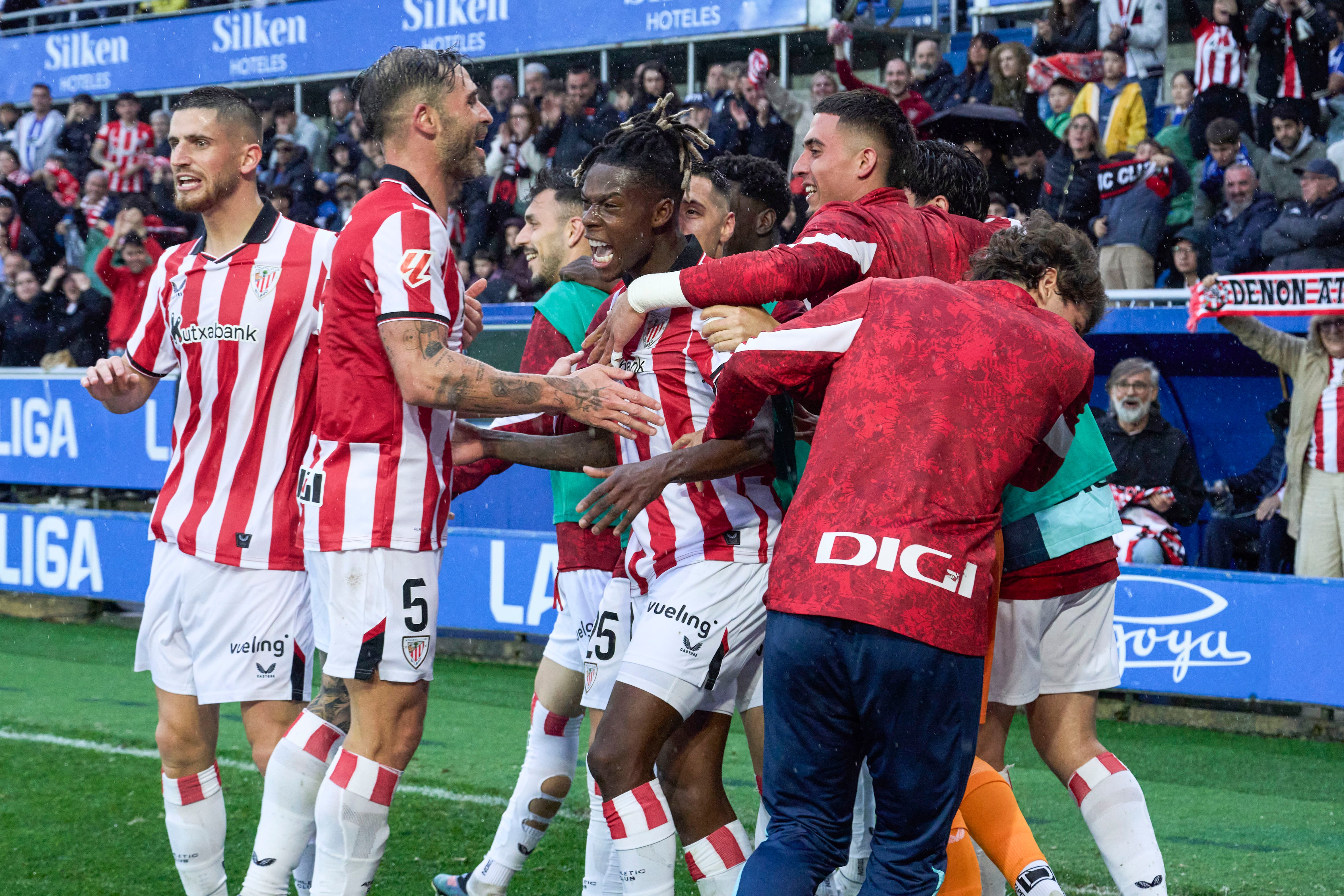 VITORIA, 02/05/2026.- El delantero del Athletic Nico Williams (c) celebra con sus compañeros tras marcar el 2-4, durante el partido de LaLiga de fútbol que Deportivo Alavés y Athletic Club han disputado este sábado en el estadio de Mendizorrotza, en Vitoria. EFE/Adrián Ruiz Hierro