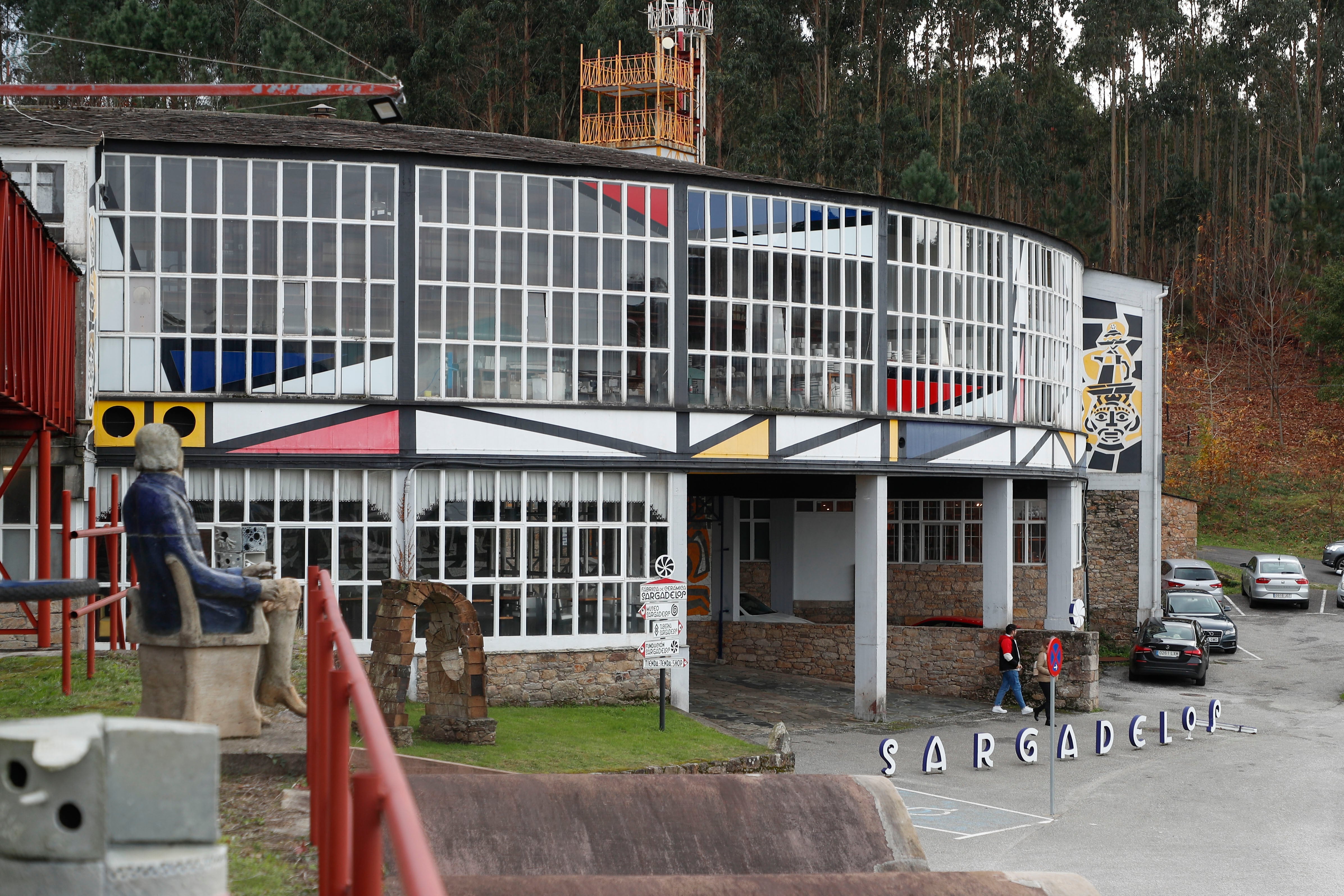 CERVO (LUGO), 01/12/2025.- La Xunta ha instado este lunes a retomar las funciones ejecutivas de la fábrica de Sargadelos (en la imagen) en Cervo (Lugo) y la actividad de la planta en beneficio tanto de los empleados como de la empresa. EFE/ Eliseo Trigo