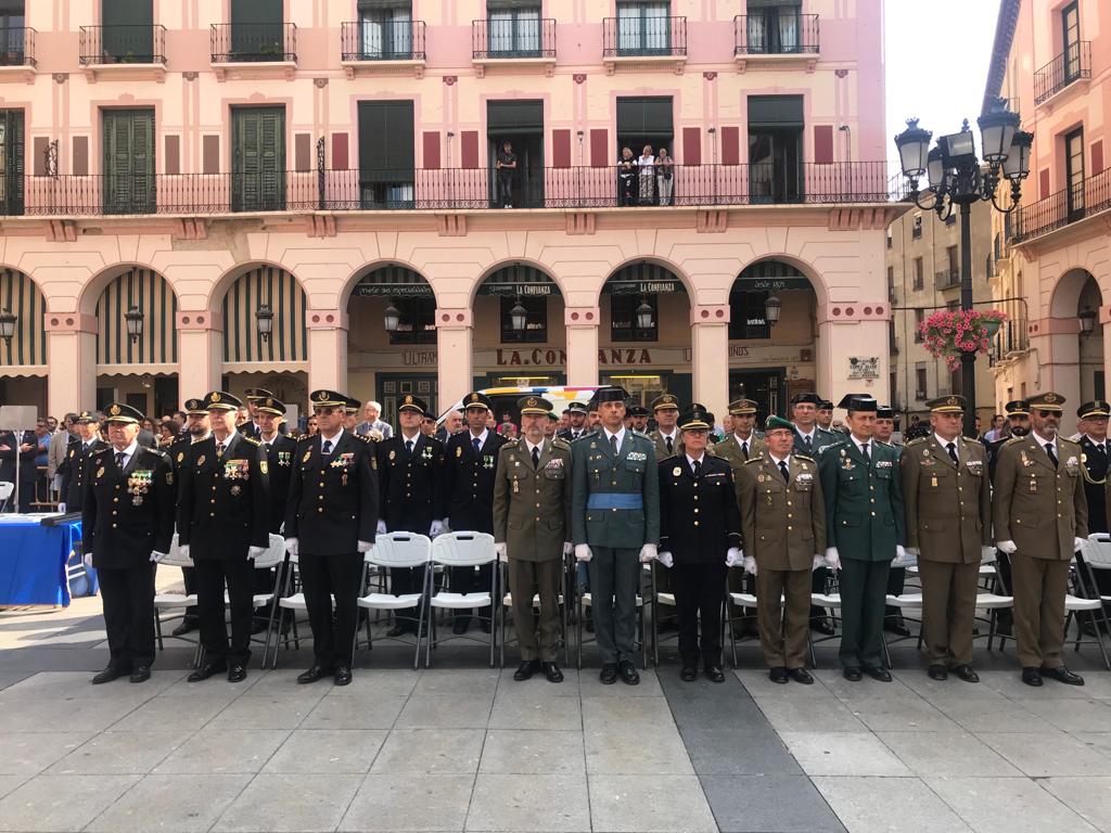 Autoridades policiales y militares en la celebración del Día de la Policía Nacional en Huesca