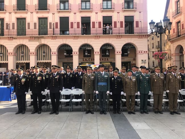 Autoridades policiales y militares en la celebración del Día de la Policía Nacional en Huesca