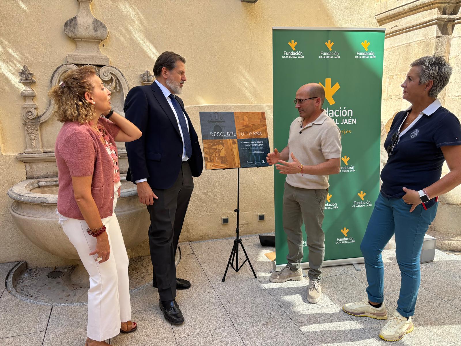 Pilar Rodrigo, responsable del área Cultural de la Fundación Caja Rural de Jaén; Luis Jesús García-Lomas, gerente y Francisco Lendínez, teniente alcalde de Valdepeñas de Jaén.