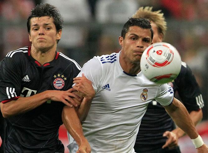 Cristiano lucha por un balon frente al jugador de Bayern de Munich