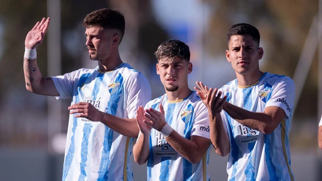 Hernández, Sánchez y Salguero, saludan antes de un partido del filial