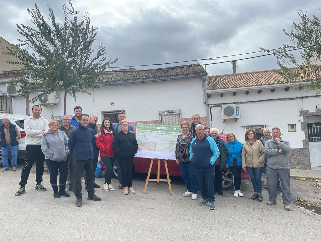 Personalidades políticas y civiles posan ante el proyecto de arreglo de la Carretera de El Mola, en la provincia de Jaén