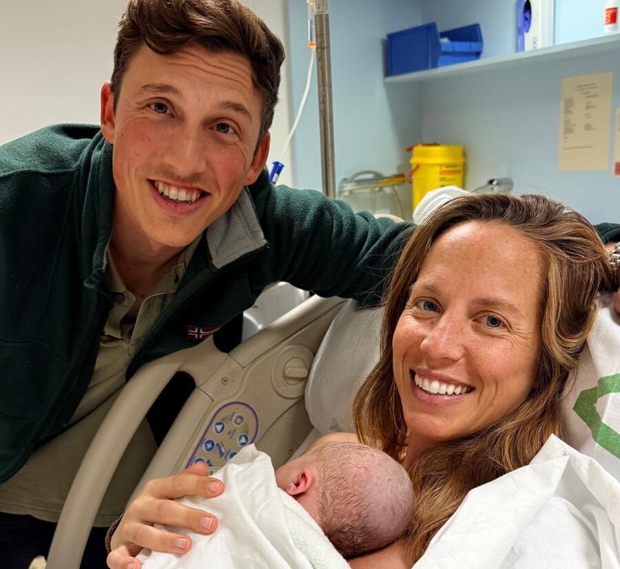 Sofía, la primera bebé malagueña de este 2026, junto a sus padres en el Hospital de la Costa del Sol de en Marbella (Junta de Andalucía)