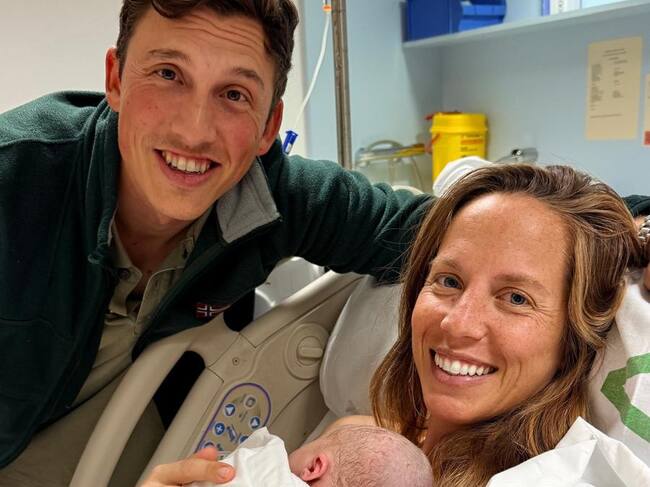 Sofía, la primera bebé malagueña de este 2026, junto a sus padres en el Hospital de la Costa del Sol de en Marbella (Junta de Andalucía)