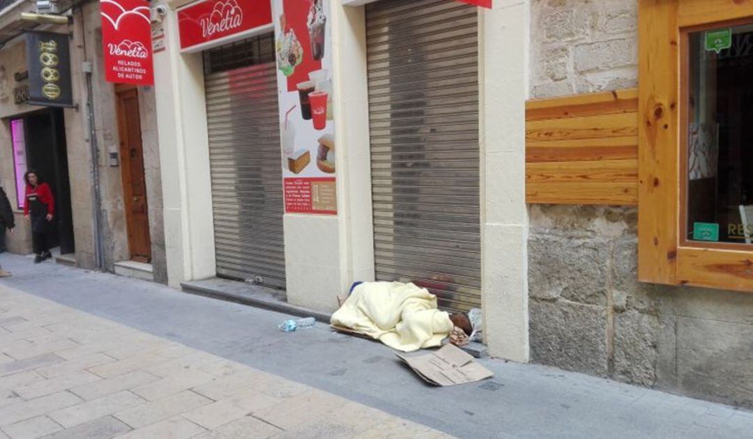 Personas durmiendo en las calles de Alicante