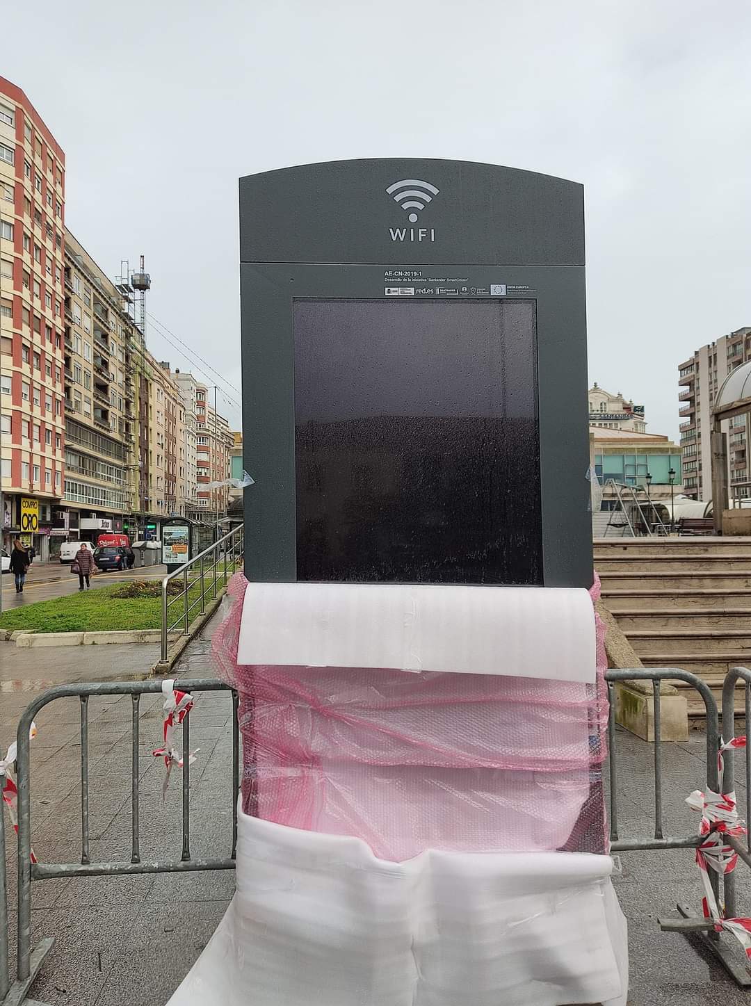 Totem tecnológico instalado junto a la Estación de Autobuses de Santander.