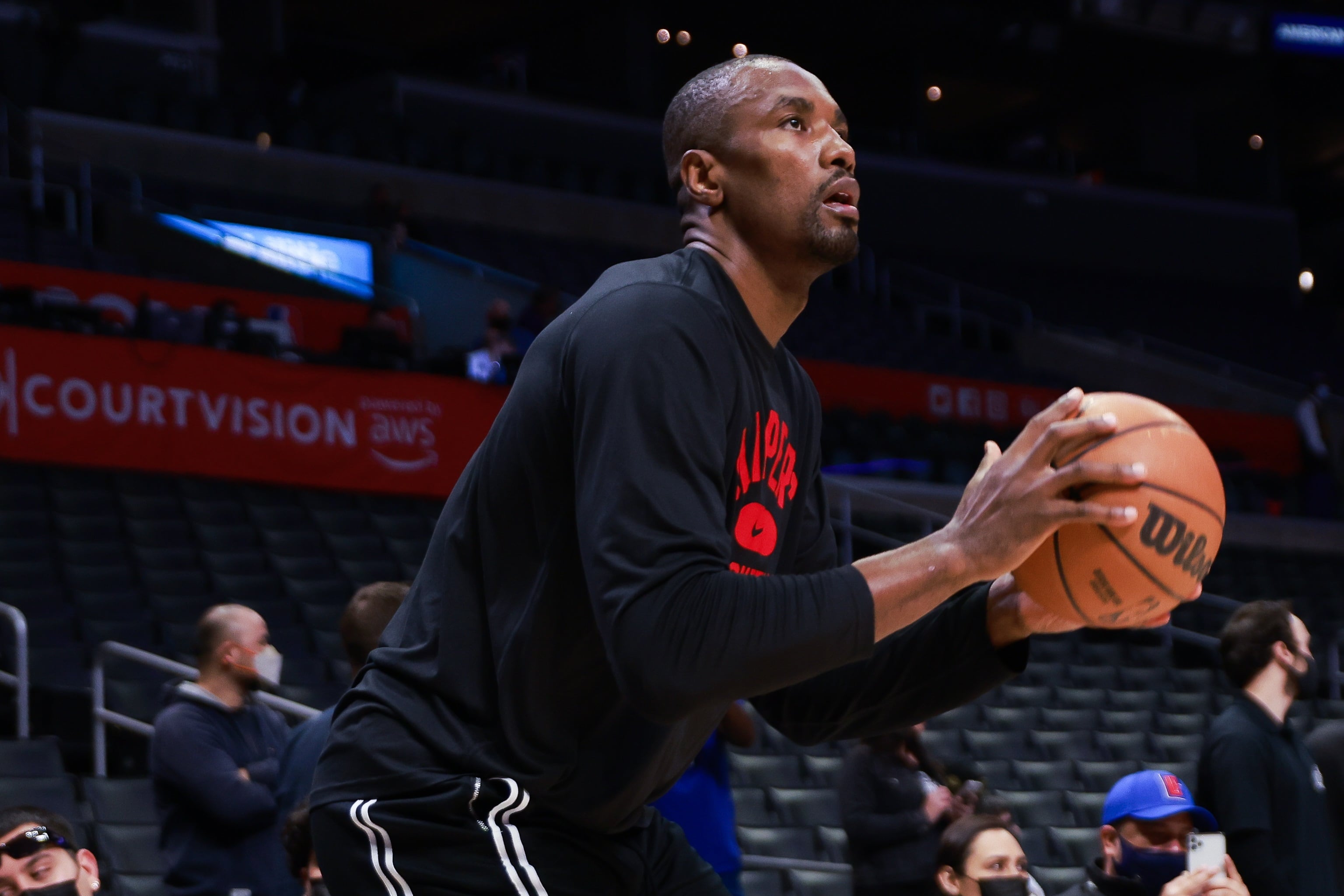 El jugador Serge Ibaka calienta con los Clippers antes del partido de la NBA ante Lakers.