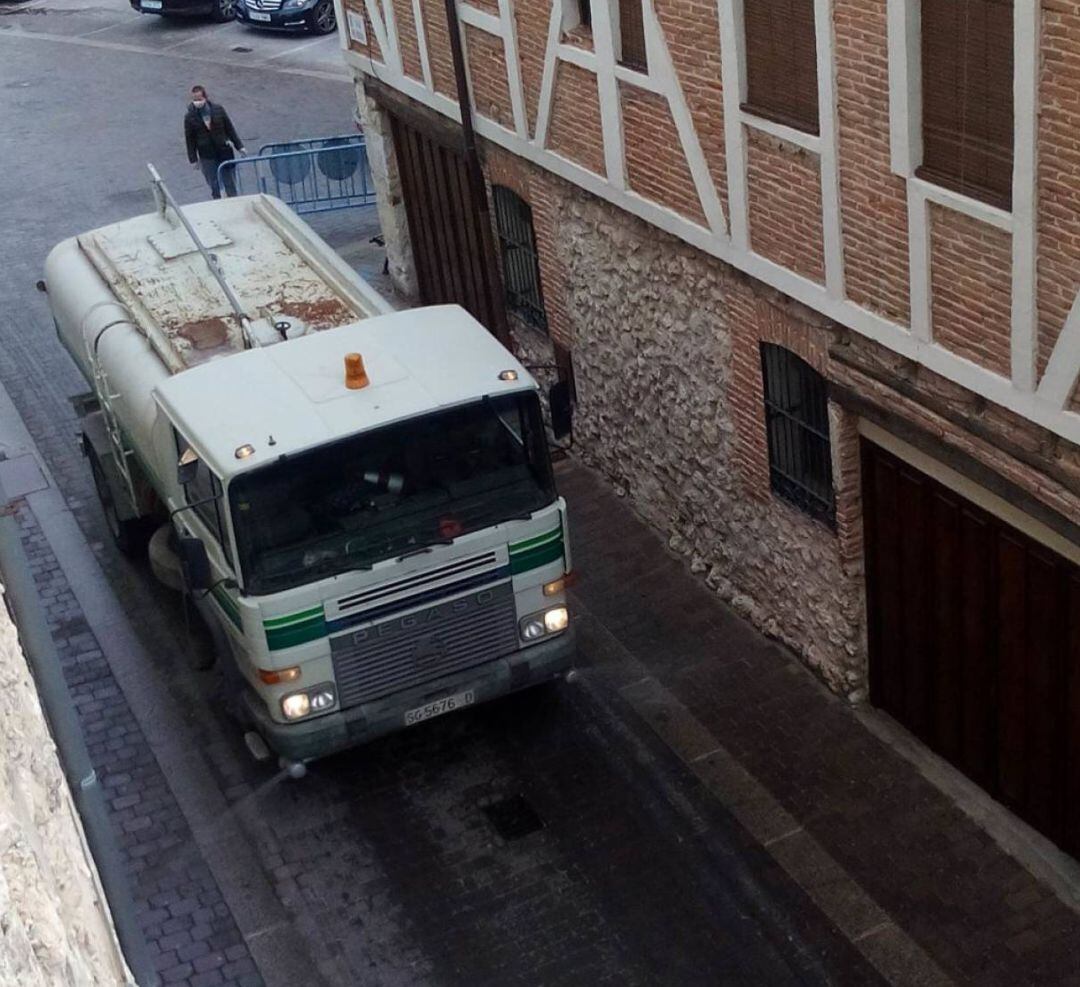 Un camión desinfecta la calle Colegio en el casco histórico de Cuéllar 