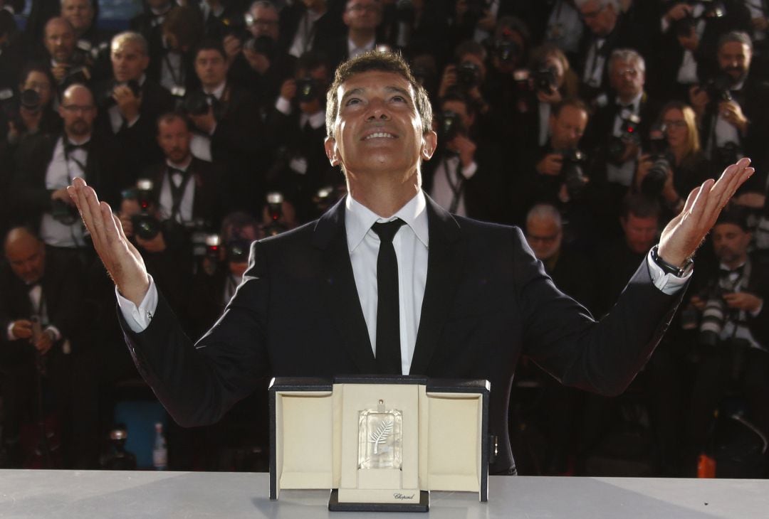 Antonio Banderas celebra su premio a mejor actor en Cannes