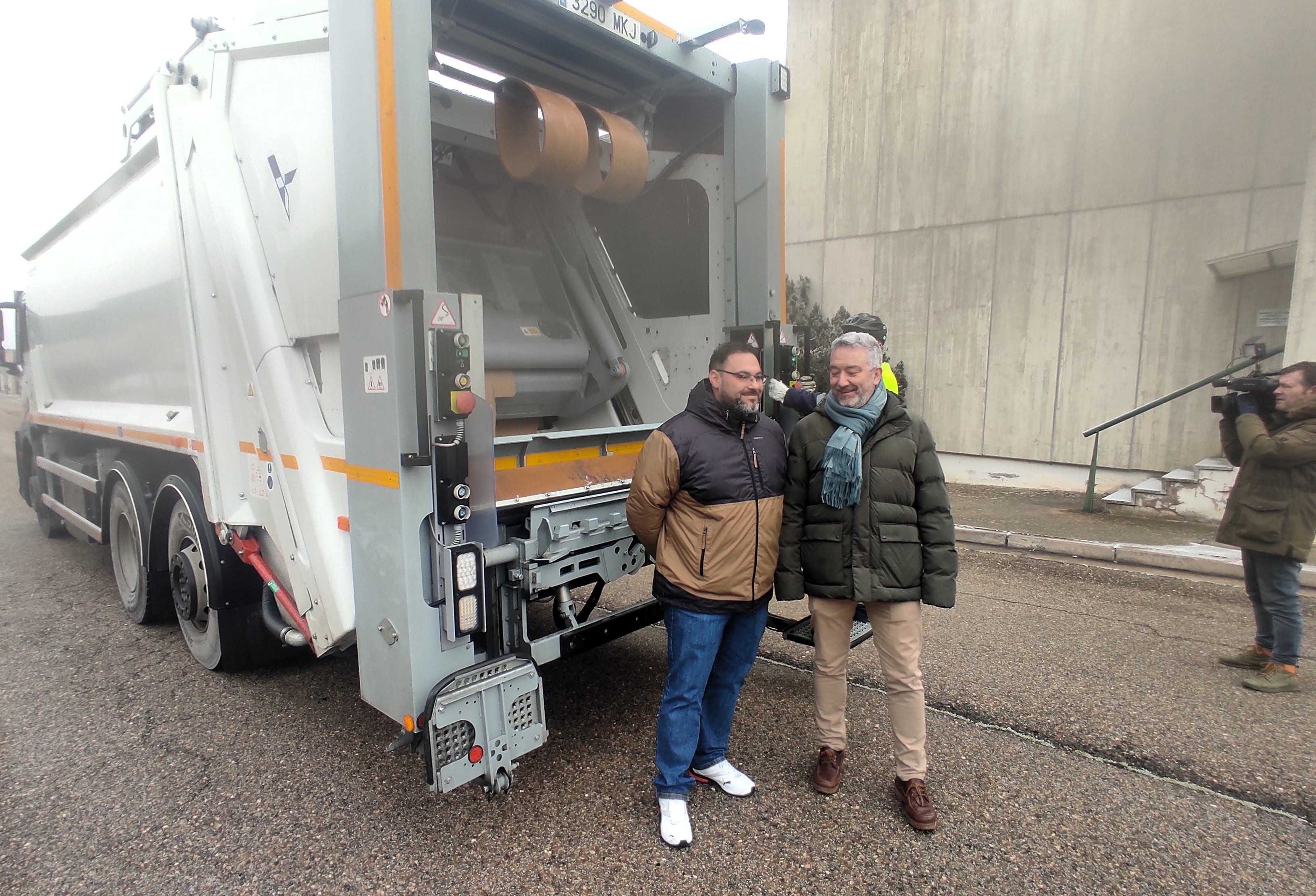 Jairo García -izquierda-, técnico de Urbaser, y Carlos Niño, concejal de Medio Ambiente, junto a uno de los camiones de reciclaje. / Foto: Radio Castilla Cadena SER