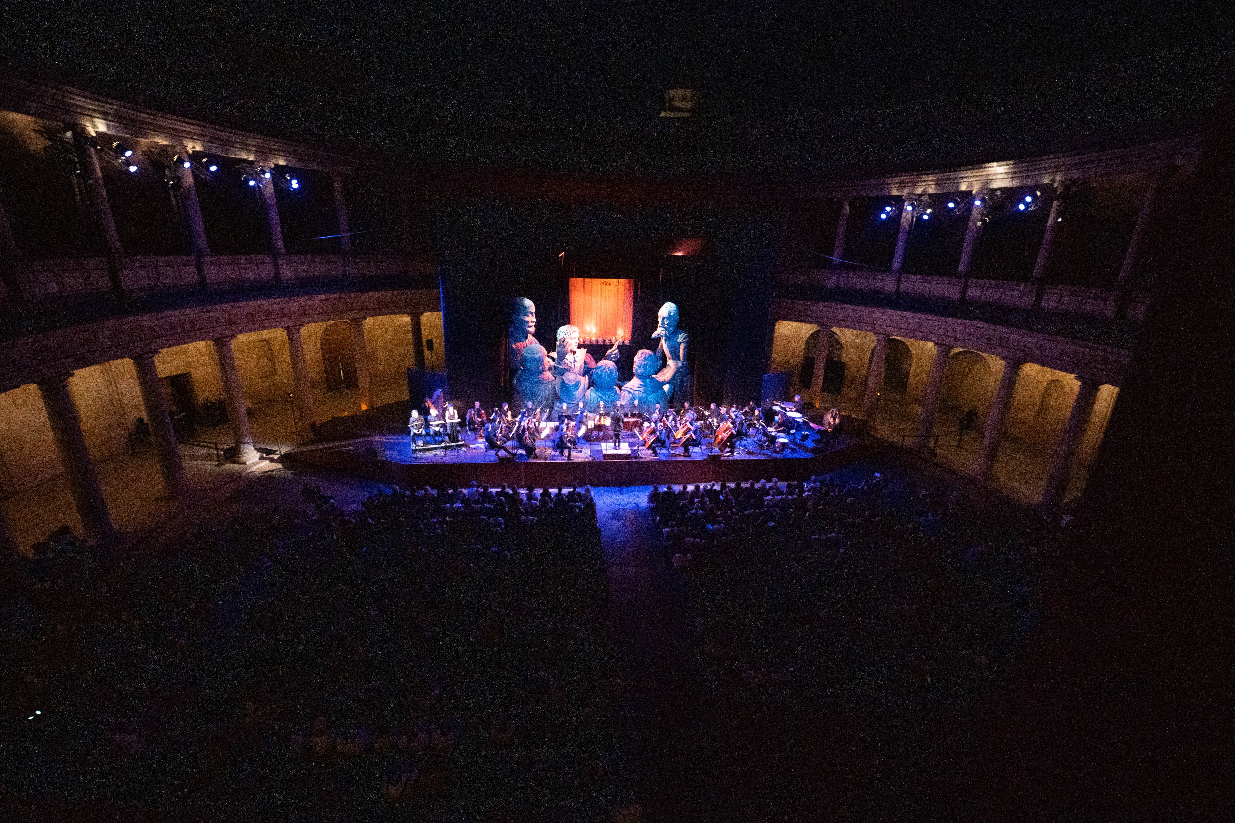 El Festival Internacional de Música y Danza de Granada estrena este miércoles el programa oficial de su 72 edición con un homenaje al &quot;Retablo de maese Pedro&quot; que Manuel de Falla presentó en París hace un siglo junto a Hermenegildo Lanz. En 2009, el nieto de Hermenegildo, Enrique Lanz, creó unas marionetas gigantes para presentar la obra, las mismas que llegan hoy al Palacio de Carlos V de la Alhambra