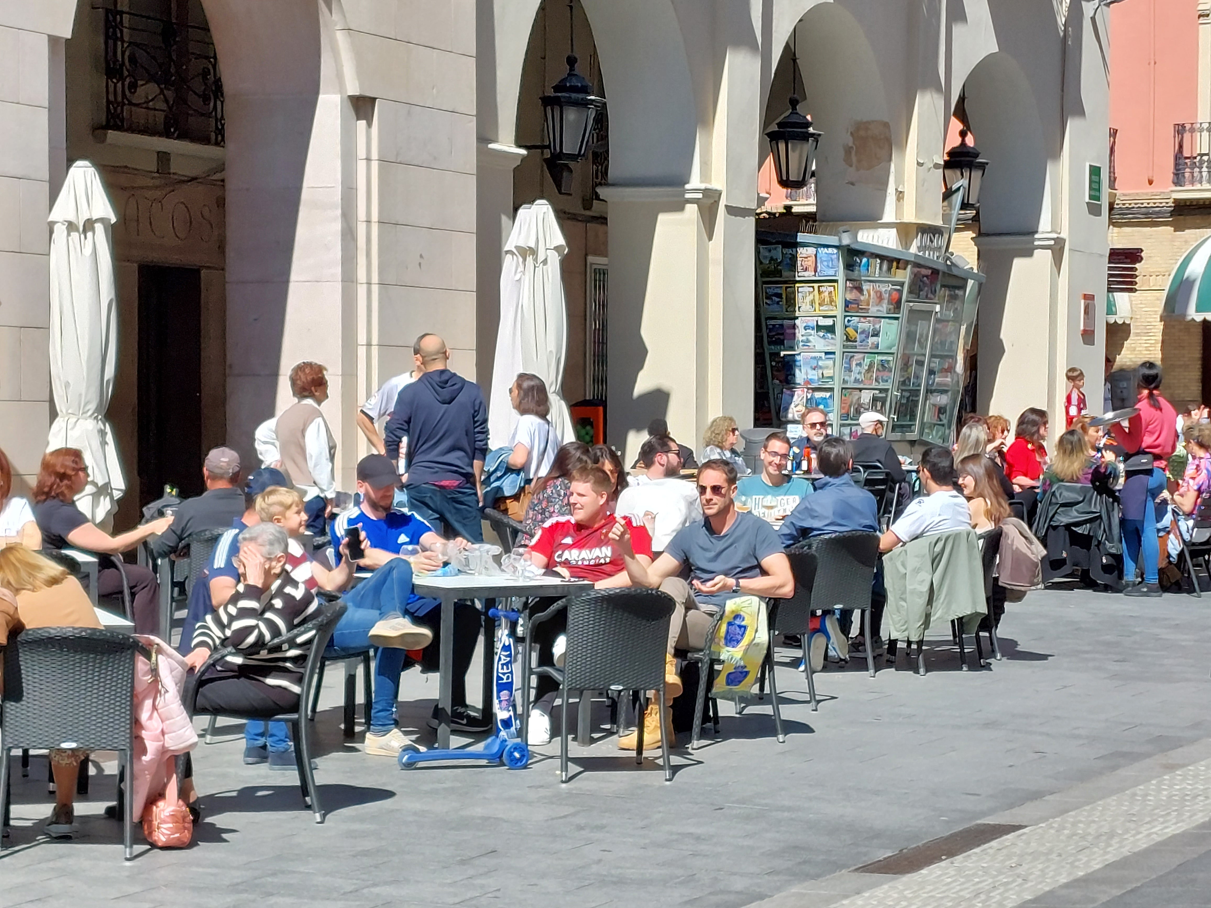 Aficionados de ambos conjuntos en las calles de Huesca