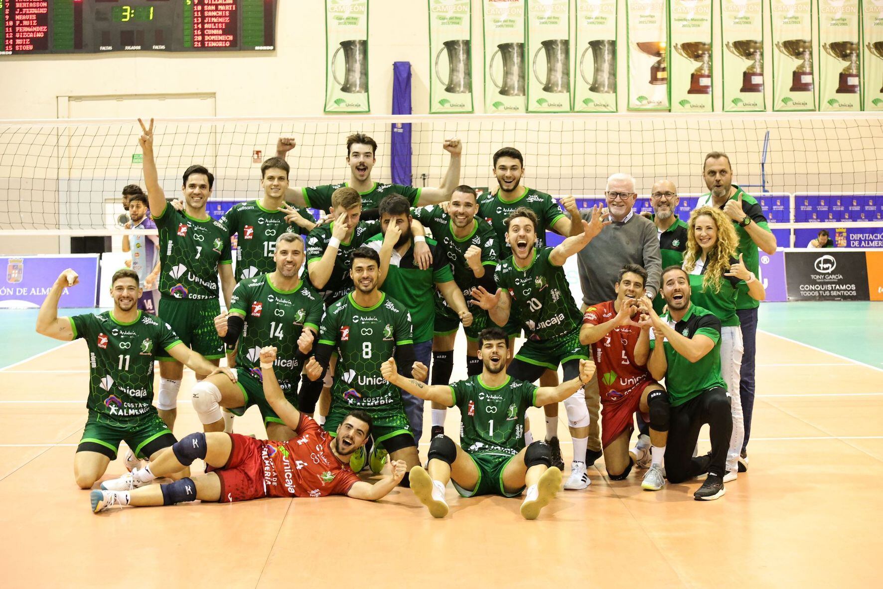 Unicaja Costa de Almería vence en un gran espectáculo de voleibol, compartido por los dos equipos, a un enorme Grupo Herce Soria al que adelanta en la tabla.