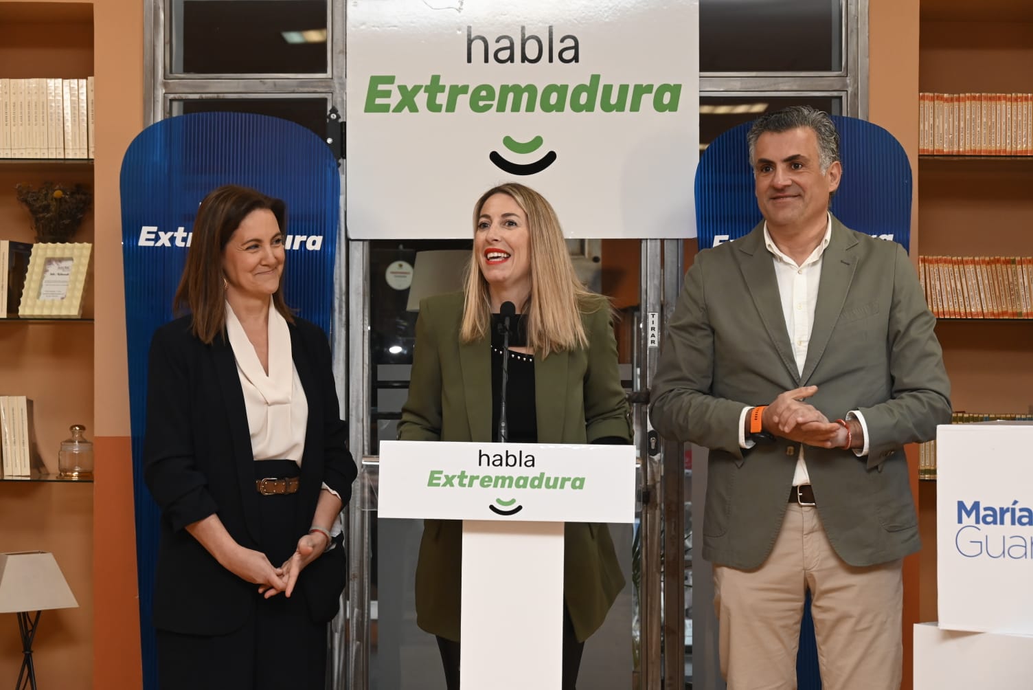 María Guardiola (Centro), Almudena Domingo (izq) y José Manuel García Ballesteros