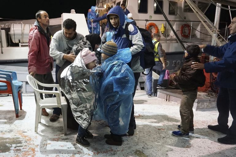 Un grupo de refugiados llegaba ayer al puerto de Metimna, en la isla de Lesbos (Grecia).