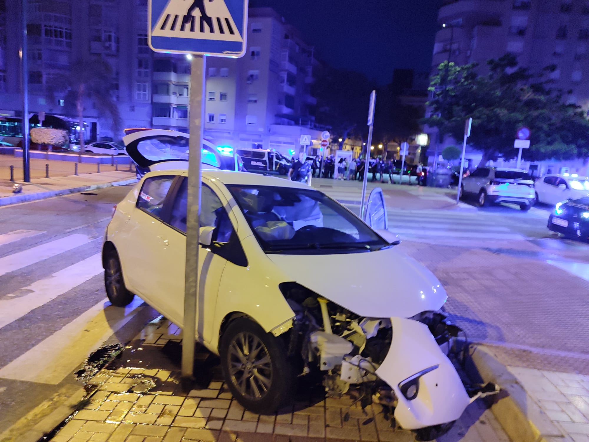 Estado en el que quedó el coche que huía de la policía