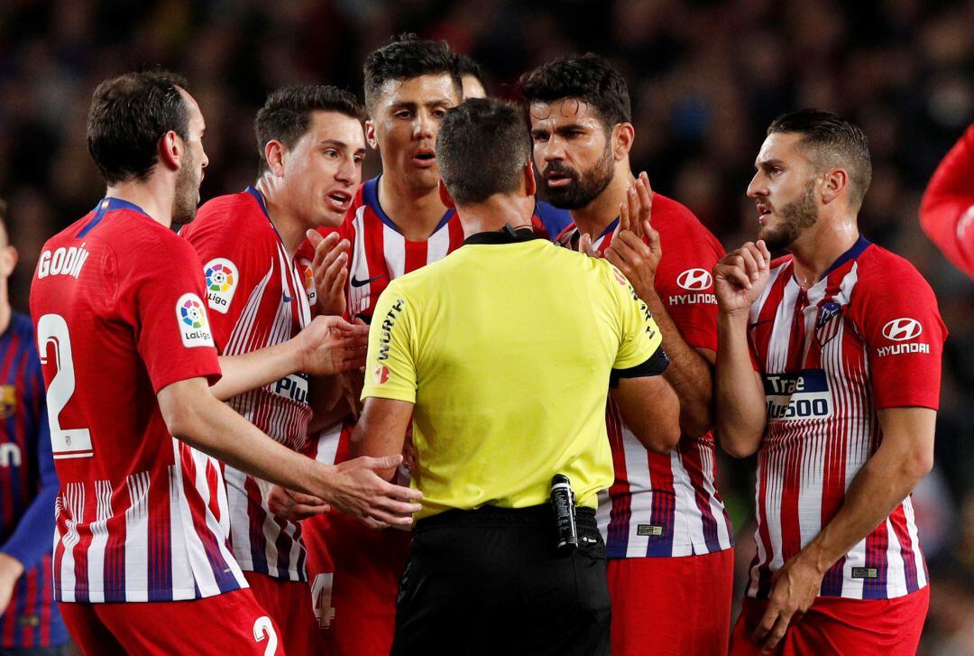 Diego Costa protesta su expulsión a Gil Manzano en el partido del pasado sábado en el Nou Camp.