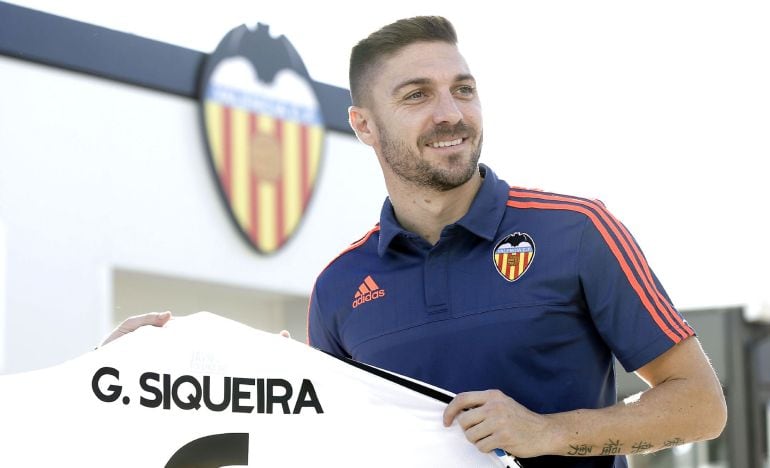 El jugador brasileño Guilherme Siquiera, cedido por el Atlético de Madrid al Valencia, posa para los medios gráficos tras la rueda de prensa de su presentación. EFE-Manuel Bruque