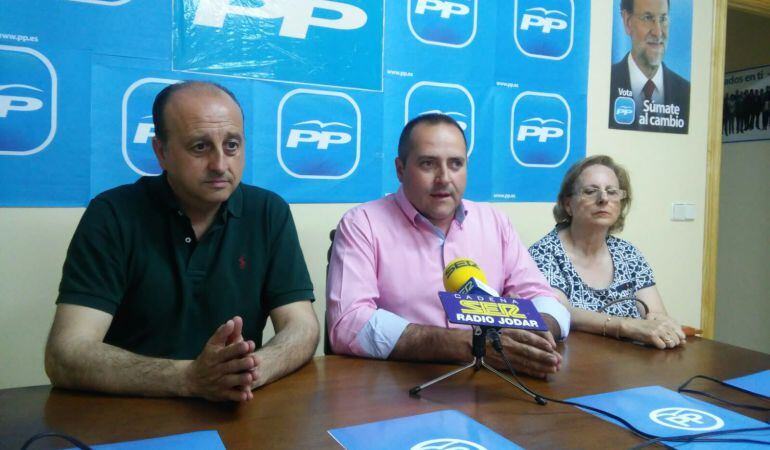 Jose Robles(i) con Juan Ruiz, en el acto del Partido Popular en Jódar