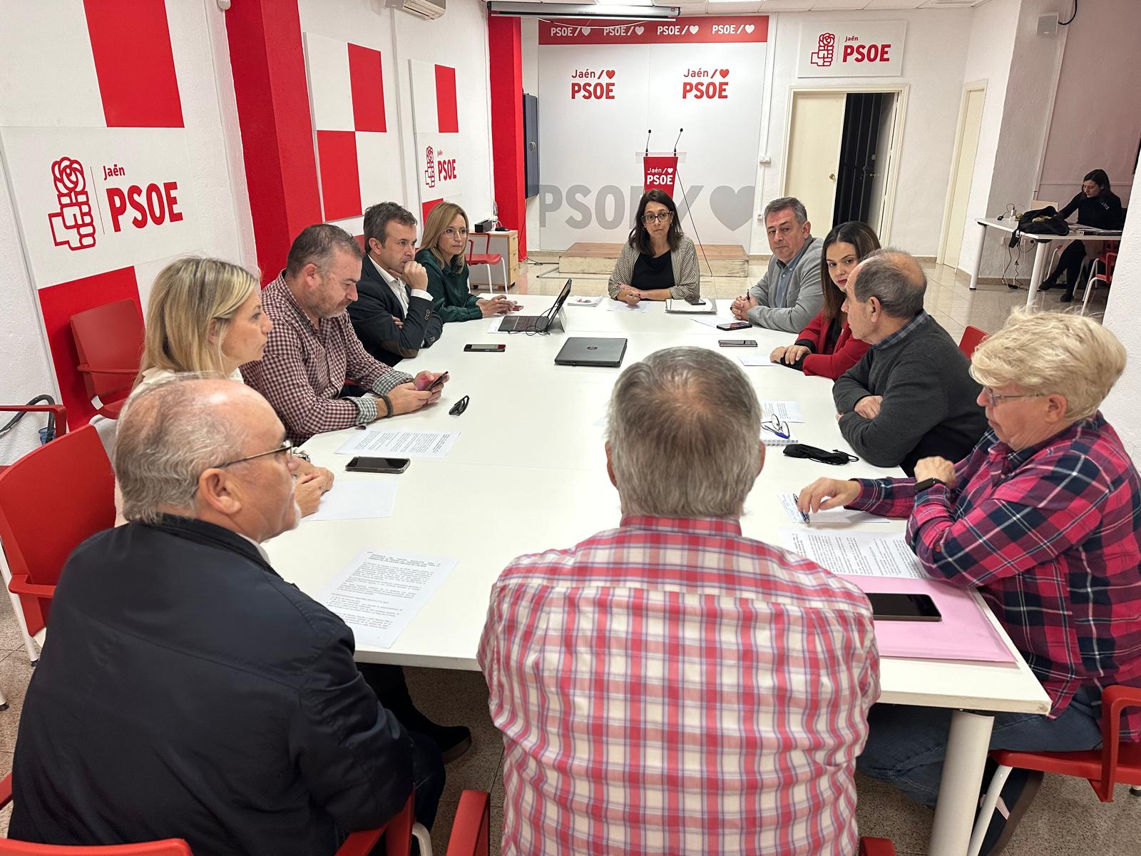 Concejales socialistas (a la izqda) junto con vecinos de Los Puentes (a la dcha).