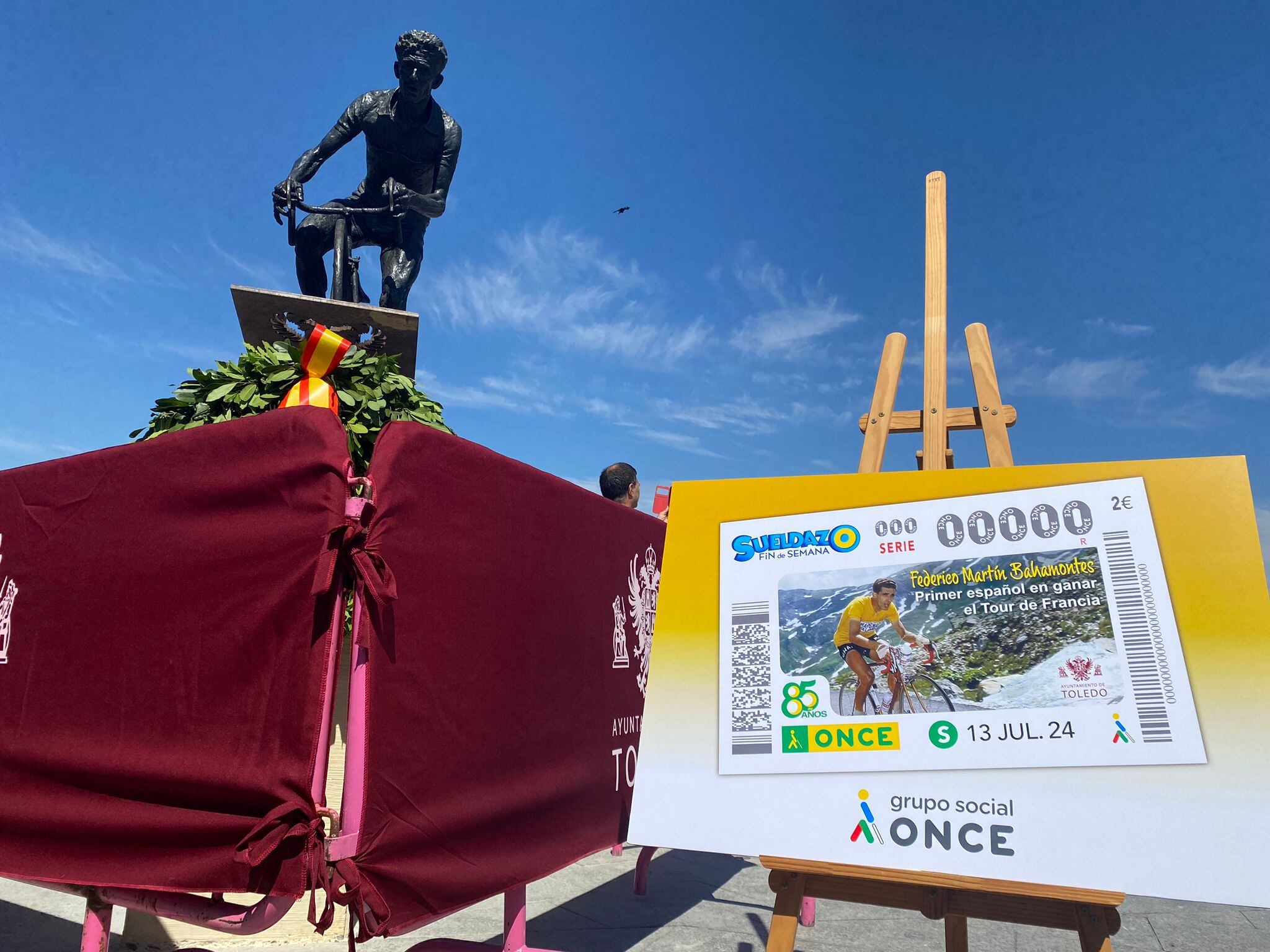 La estatua de Bahamontes con su cupón conmemorativo