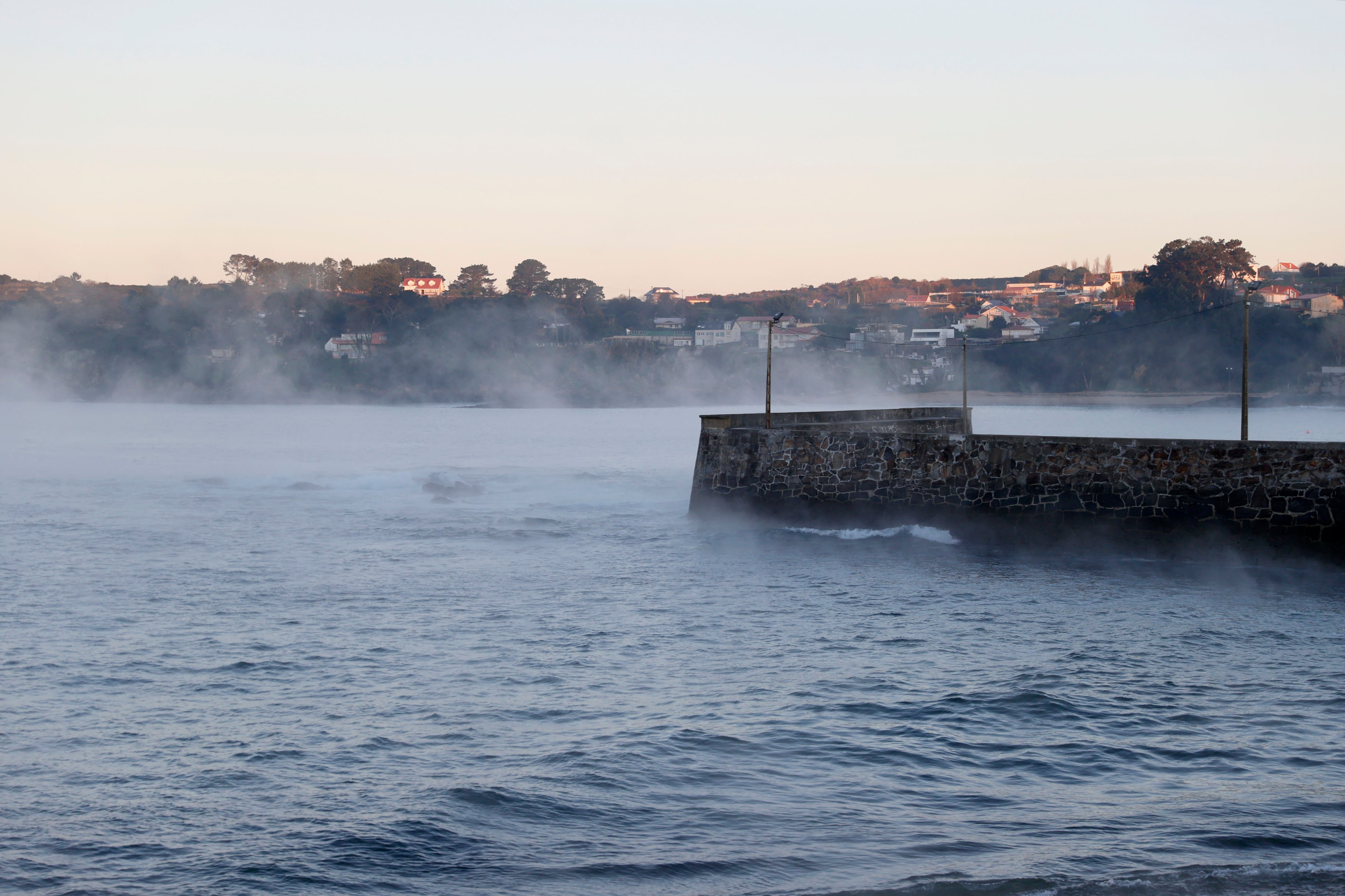 OLEIROS (A CORUÑA), 16/01/2025.- Niebla de condensación en el paseo marítimo de Mera, perteneciente al concello coruñés de Oleiros. Este fenómeno meteorológico se produce por la condensación del aire debida a la diferencia de temperatura entre el ambiente y la masa líquida. EFE/Cabalar
