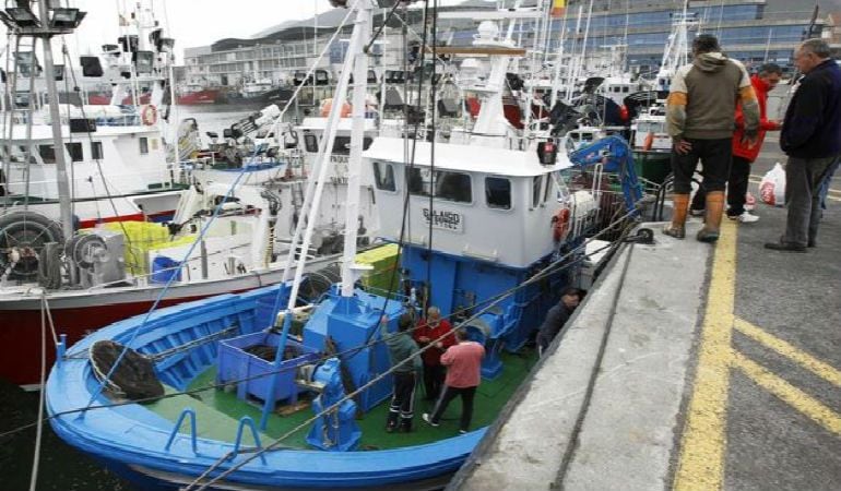 Barco amarrado en el puerto de Santoña.