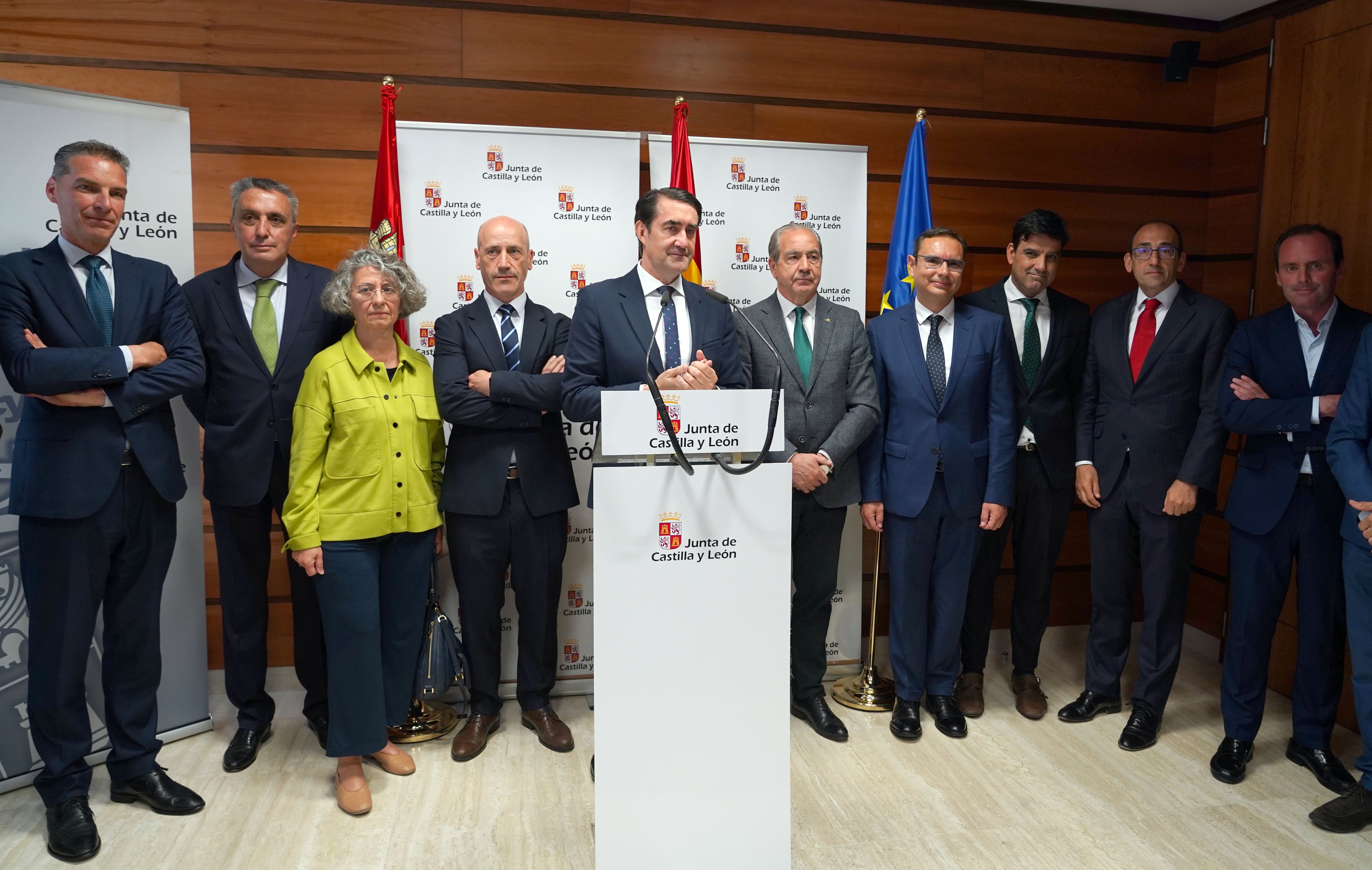 El consejero de Medio Ambiente, Vivienda y Ordenación del Territorio, Juan Carlos Suárez-Quiñones, participa en el acto de firma del acuerdo entre la Junta y las entidades financieras.