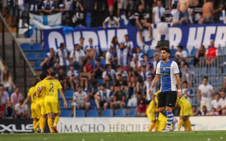 Javi Flores mira a sus compañeros tras encajar un gol, en el Rico Pérez